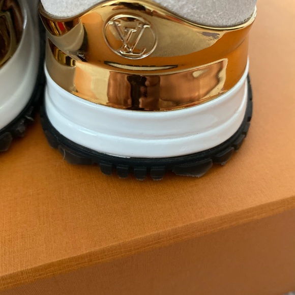 🦄Louis Vuitton Reverse Monogram Run Aways🦄 - Picture 3 of 6